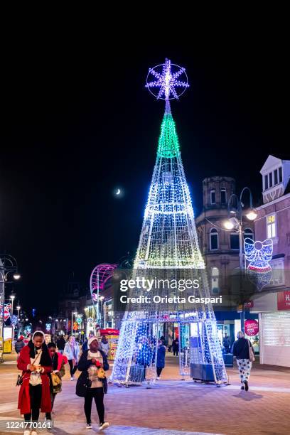 leeds, briggate en navidad (inglaterra, reino unido) - leeds city centre fotografías e imágenes de stock