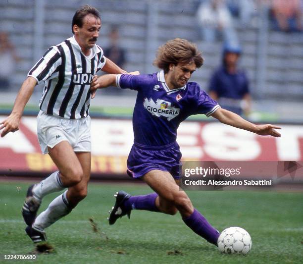 Gabriel Batistuta of ACF Fiorentina competes for the ball with Jurgen Kohler of Juventus during the Serie A match between ACF Fiorentina and Juventus...