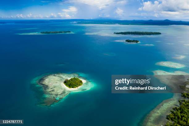 aerial view of islands of balgai bay, new ireland, papua new guinea - papuma beach stock pictures, royalty-free photos & images