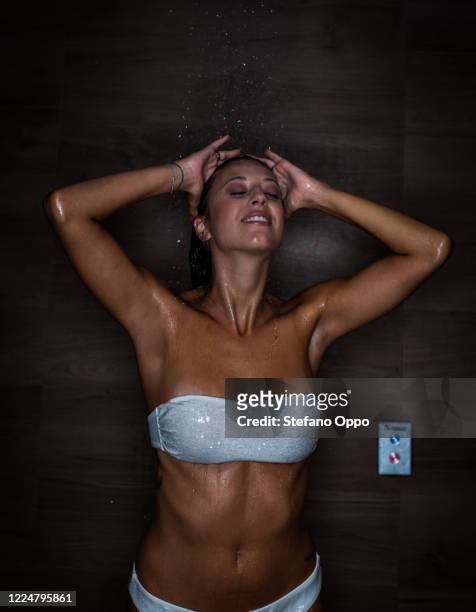 donna fa una doccia nella spa - donna doccia stock-fotos und bilder