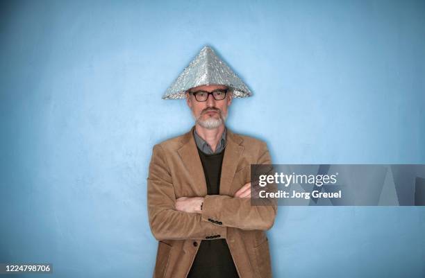 man (age 51) wearing a tinfoil hat - aluhut 個照片及圖片檔