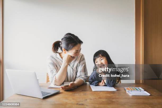 mutter arbeitet von zu hause aus mit tochter - asian mother daughter stock-fotos und bilder