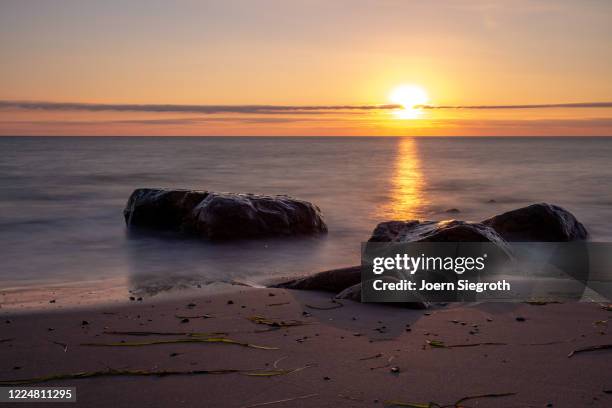 sonnenaufgang auf fehmarn - knallrosa fotografías e imágenes de stock