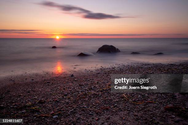 sonnenaufgang auf fehmarn - horizont über wasser ストックフォトと画像