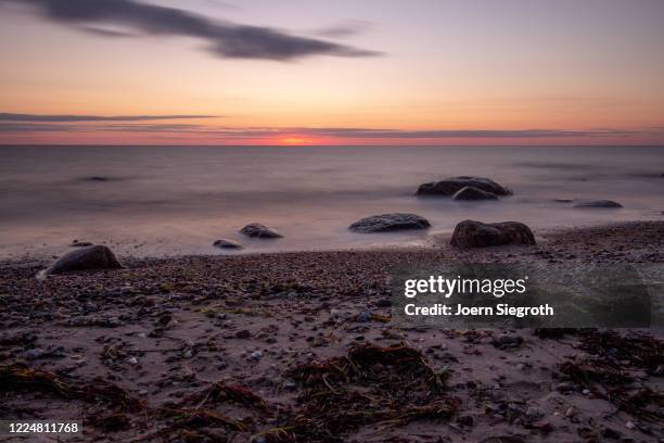 sonnenaufgang auf fehmarn - knallrosa fotografías e imágenes de stock