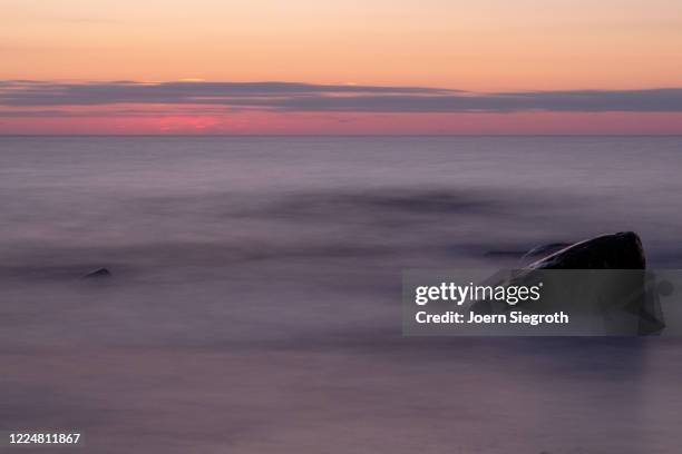 sonnenaufgang auf fehmarn - horizont über wasser ストックフォトと画像