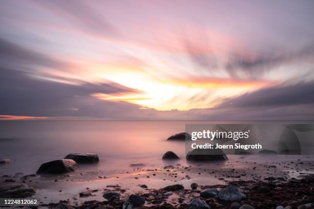 sonnenaufgang auf fehmarn - knallrosa fotografías e imágenes de stock