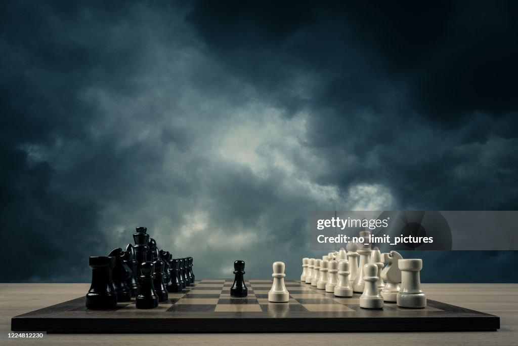 Schacheröffnung vor Gewitterwolken