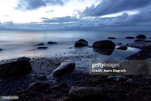 sonnenaufgang auf fehmarn - horizont über wasser ストックフォトと画像