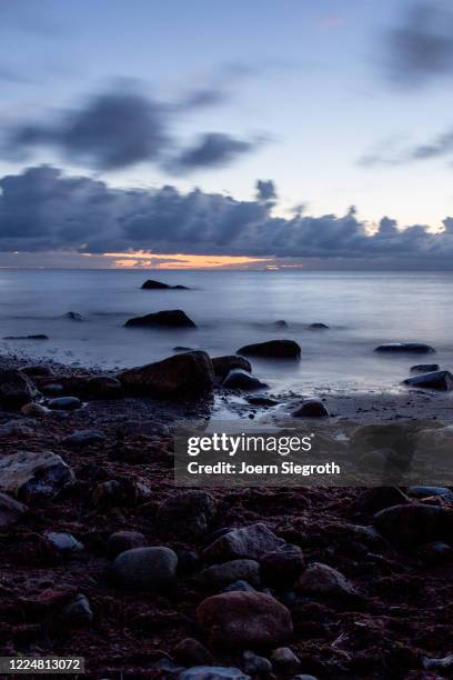 sonnenaufgang auf fehmarn - knallrosa stock pictures, royalty-free photos & images