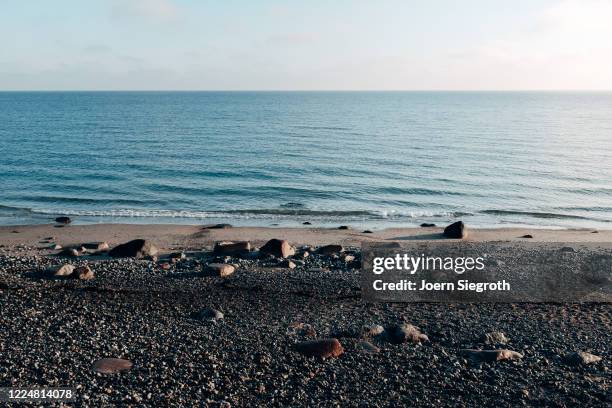 sonnenaufgang auf fehmarn - dramatischer himmel stock pictures, royalty-free photos & images