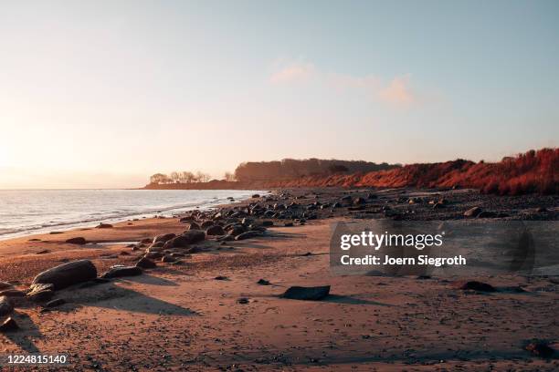 sonnenaufgang auf fehmarn - horizont über wasser ストックフォトと画像