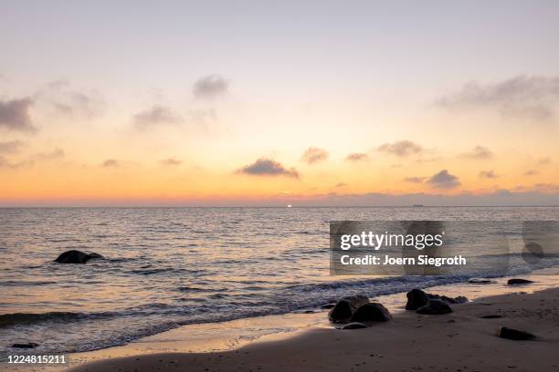 sonnenaufgang auf fehmarn - horizont über wasser ストックフォトと画像