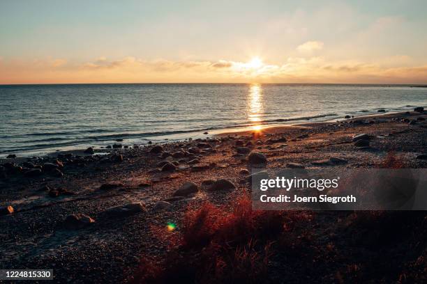 sonnenaufgang auf fehmarn - dramatischer himmel stock pictures, royalty-free photos & images