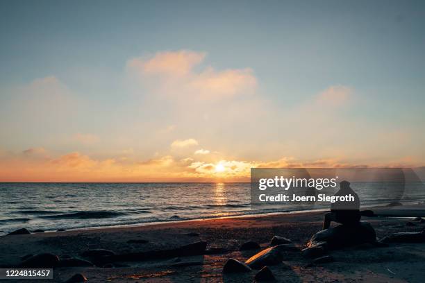 sonnenaufgang auf fehmarn - dramatischer himmel stock pictures, royalty-free photos & images