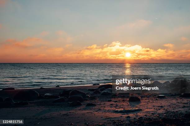 sonnenaufgang auf fehmarn - horizont über wasser ストックフォトと画像