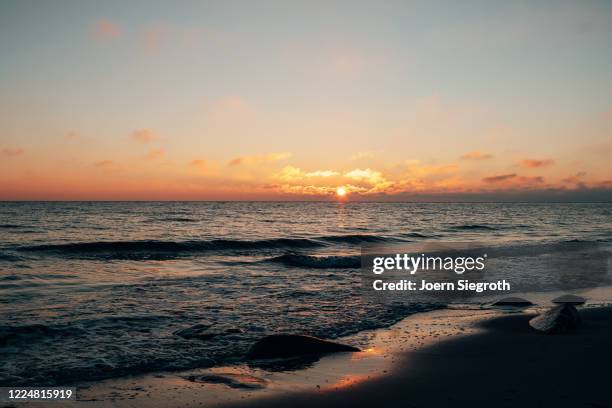 sonnenaufgang auf fehmarn - horizont über wasser ストックフォトと画像