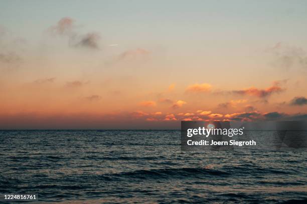 sonnenaufgang auf fehmarn - horizont über wasser ストックフォトと画像