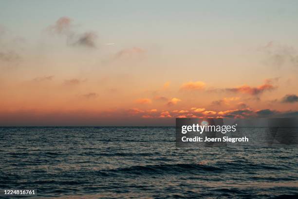 sonnenaufgang auf fehmarn - dramatischer himmel stock pictures, royalty-free photos & images