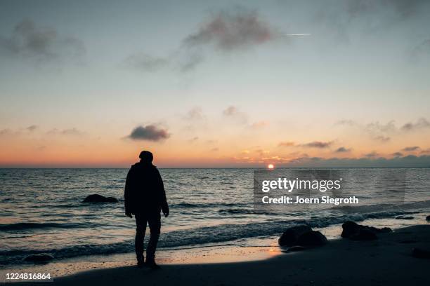 sonnenaufgang auf fehmarn - knallrosa fotografías e imágenes de stock