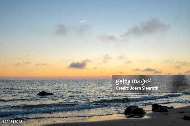 sonnenaufgang auf fehmarn - dramatischer himmel stock pictures, royalty-free photos & images