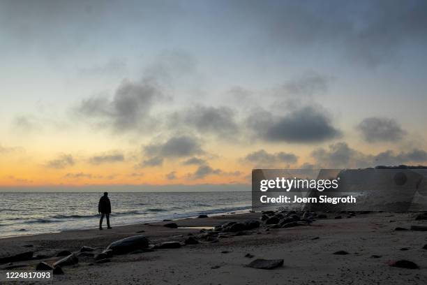 sonnenaufgang auf fehmarn - knallrosa stock pictures, royalty-free photos & images