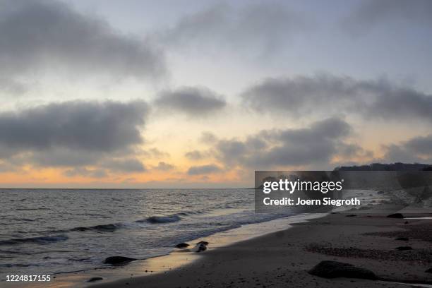 sonnenaufgang auf fehmarn - horizont über wasser ストックフォトと画像