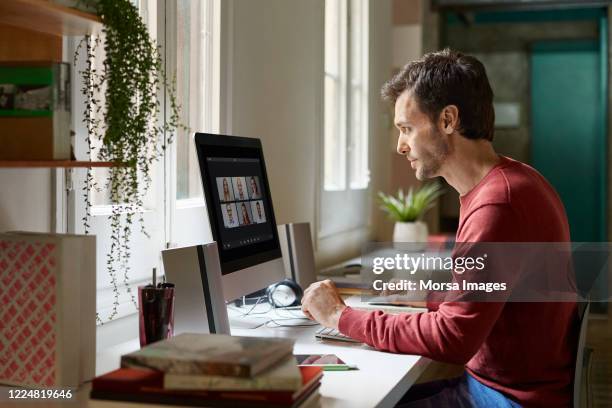 male working from home during coronavirus - lifehack stockfoto's en -beelden