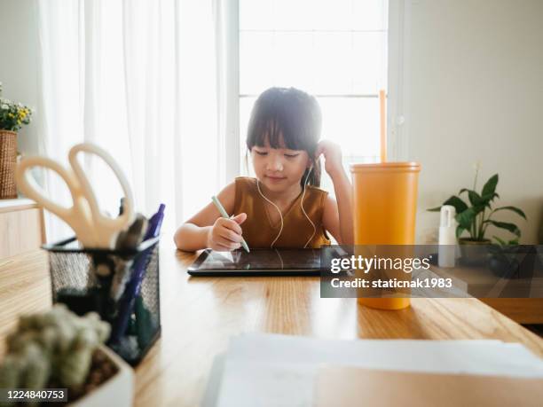 asiatische tochter, die von zu hause aus den online-kurs besucht. - rendering kinder stock-fotos und bilder