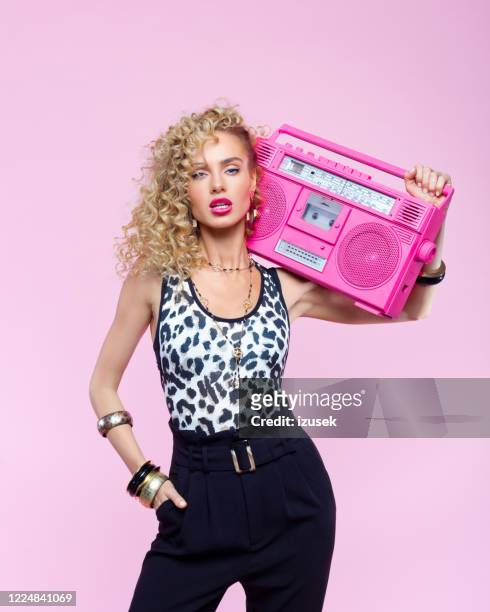 zuversichtliche frau in 80er jahre stil outfit halten boom-box - pink - singer stock-fotos und bilder