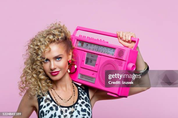 mujer feliz en el traje de estilo de los años 80 sosteniendo la caja de la pluma - 80s fashion fotografías e imágenes de stock