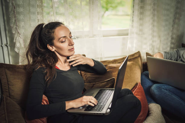 zwei-junge-freundinnen-mit-laptop.jpg?s=