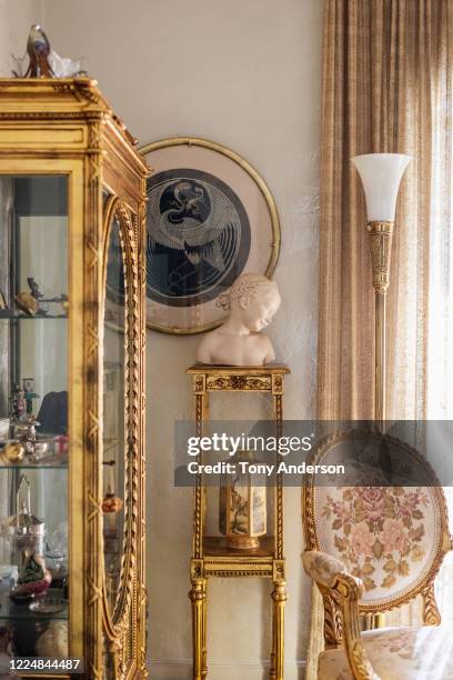 art displayed in home living room - expensive statue stockfoto's en -beelden