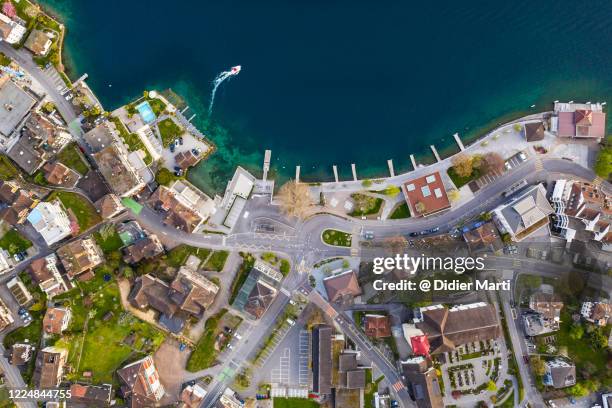 top down view of the vitznau waterfront area by lake lucerne in switzerland - luzern stock-fotos und bilder