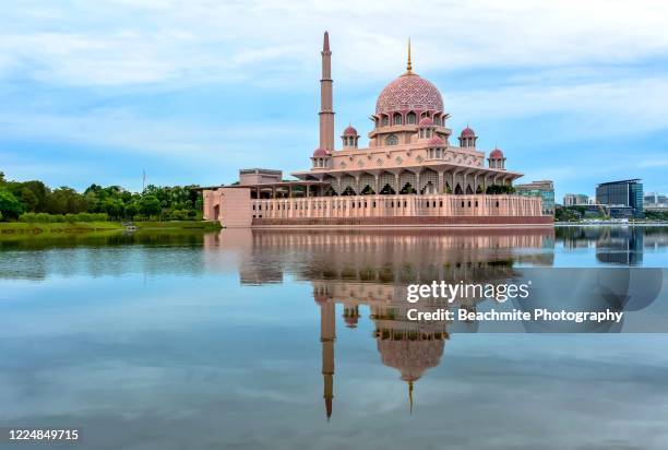 serene morning view of the putra mosque and reflections in putrajaya, kulala lumpur, malaysia - putrajaya imagens e fotografias de stock