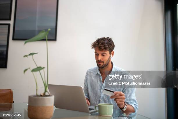 homme payant avec la carte de crédit. - phone credit card photos et images de collection