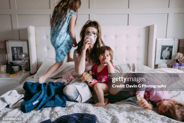 mother of girls - stress stockfoto's en -beelden