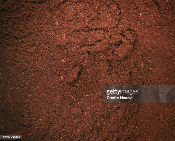 close-up photo of freshly ground coffee - chocolate powder stockfoto's en -beelden