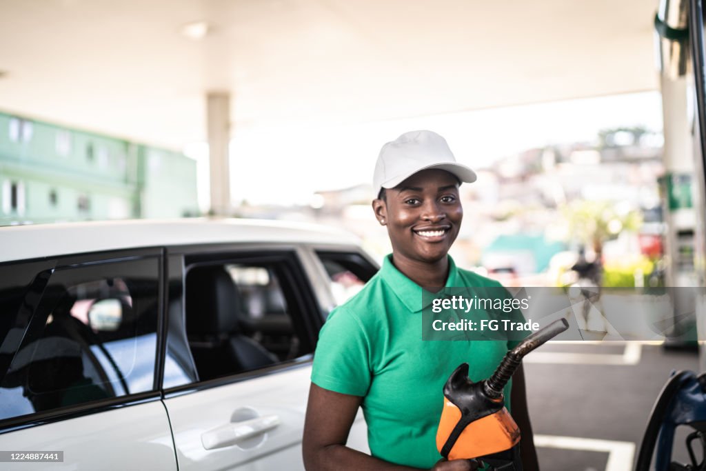 Retrato de mulher atendente de posto de gasolina no trabalho