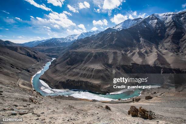 indus river in ladakh, nothern india - vale indus imagens e fotografias de stock