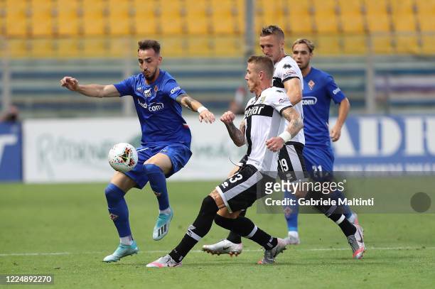 Juraj Kucka of Parma Calcio battles for the ball with Gaetano Castrovilli of ACF Fiorentina during the Serie A match between Parma Calcio and ACF...