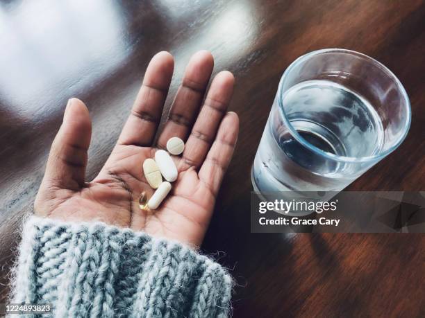 woman holds nutritional supplements - nutritional supplement stockfoto's en -beelden