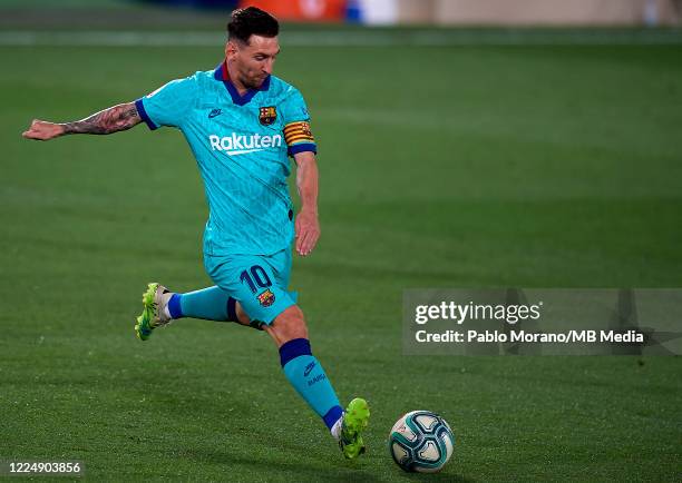 Messi R 26,775 Messi In Action Stock Photos, High-Res Pictures, and Images ...