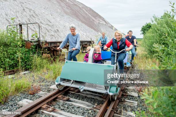 July 2020, Lower Saxony, Hänigsen: Beate Saogeon and Franziska Wendt, together with Magdalena and Carlotta, ride on a trolley of the Verein Kalibahn...