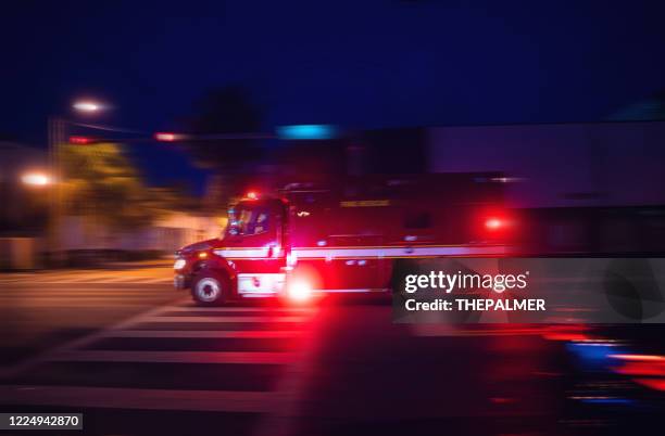 ambulanz-fahren in miami reagiert auf eine dringlichkeit - car crash scene stock-fotos und bilder