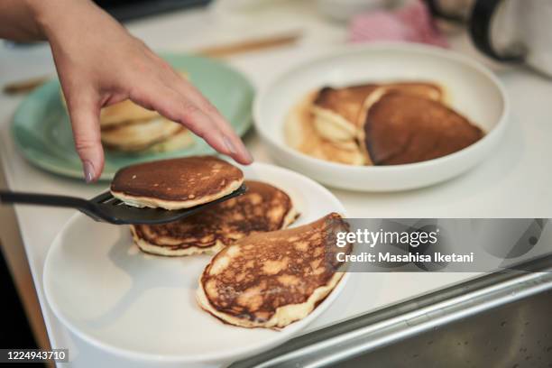 mother and daughter making hot cake - making cake stockfoto's en -beelden