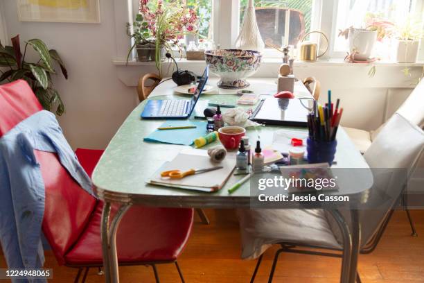 a craft project mess on the kitchen table - instruction à domicile photos et images de collection