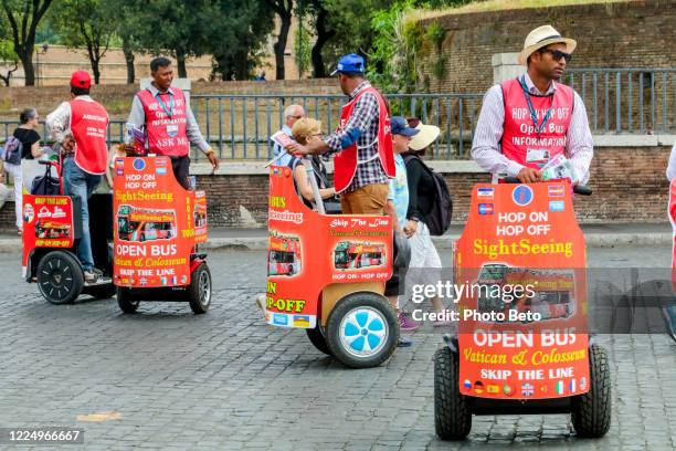 sommige segway-gidsen bieden toeristische diensten in de buurt van het vaticaan in rome - segway stockfoto's en -beelden