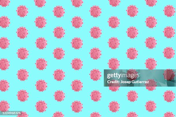 3d coronavirus rendering illustration wallpaper. pink over blue background. colored pattern rows - germs stockfoto's en -beelden