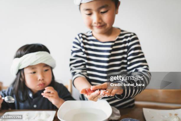 geschwister kochen sushi zu hause - bruder schwester kochen stock-fotos und bilder